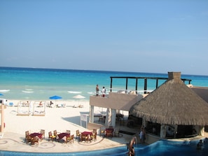En la playa, camastros y toallas de playa