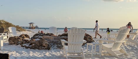 Na praia, espreguiçadeiras, toalhas de praia