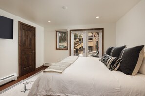 3 bedrooms, iron/ironing board, travel crib, free WiFi