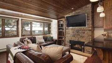 Peis, musikkbibliotek, filmbibliotek og stereoanlegg