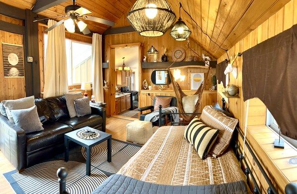 Smart TV, fireplace - Let's Get Cozy!NestledinWoodsonBellaVista campus, 2Mins.ToSalmon Rvr/FishAutmnLk (Orwell)