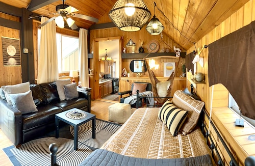 Let's Get Cozy!NestledinWoodsonBellaVista campus, 2Mins.ToSalmon Rvr/FishAutmnLk