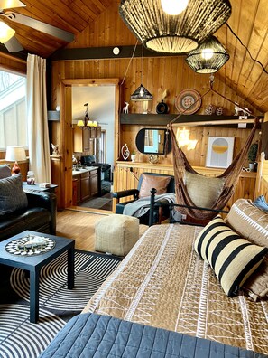 1 bedroom, free WiFi, bed sheets - Let's Get Cozy!NestledinWoodsonBellaVista campus, 2Mins.ToSalmon Rvr/FishAutmnLk (Orwell)