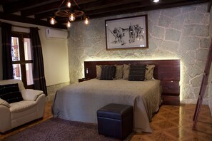 5 bedrooms, in-room safe, desk, blackout drapes