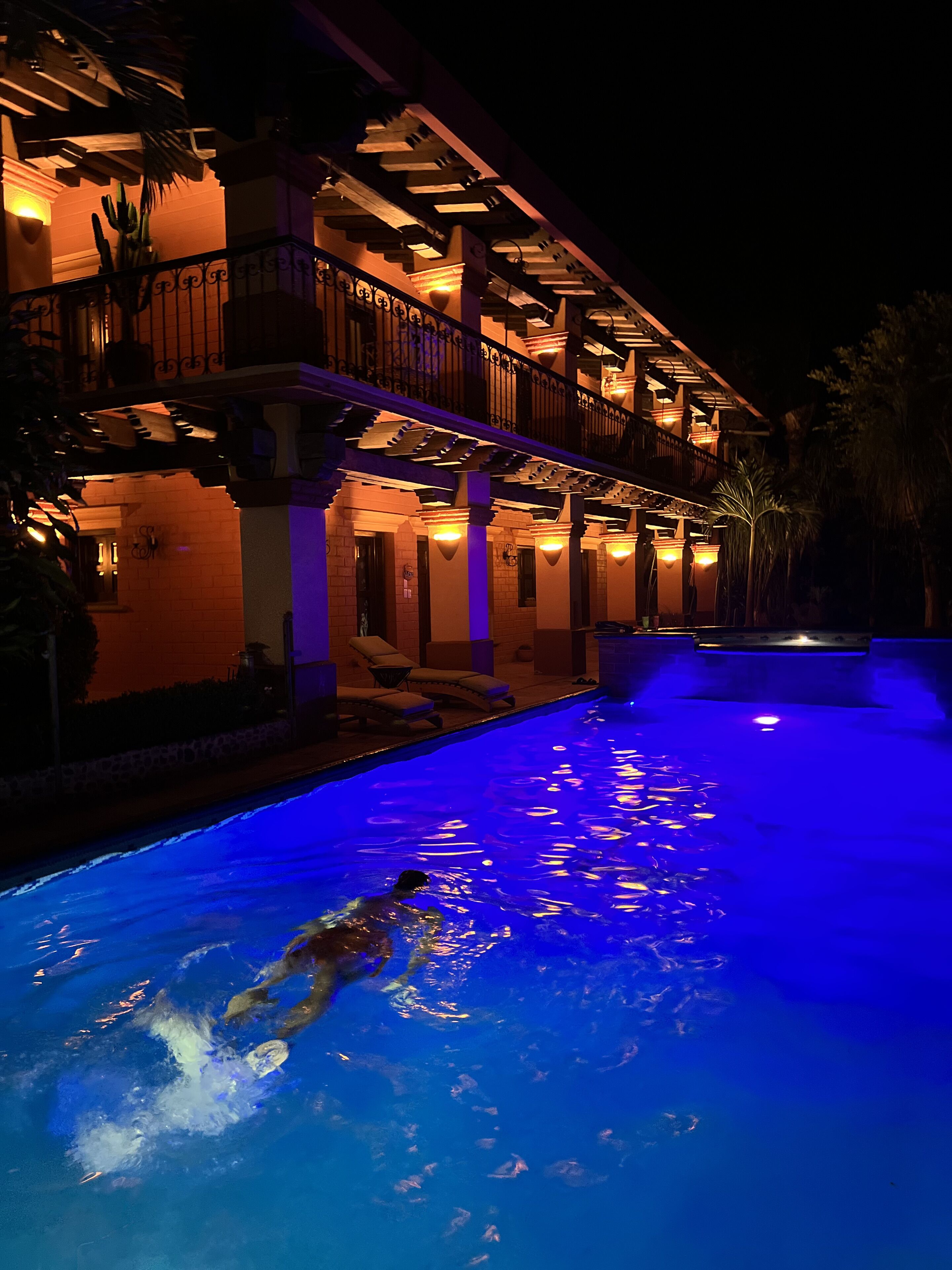 Una piscina techada, una piscina al aire libre