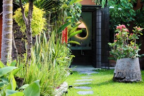 A garden pathway leading to a building entrance, surrounded by lush greenery and tropical plants. - Terra-Cotta Villa - Private Retreat - Best Neighborhood (Agencia Municipal de San Felipe del Agua)