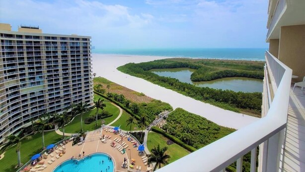 Un hotel con piscina, vistas al océano y una zona de manglares.