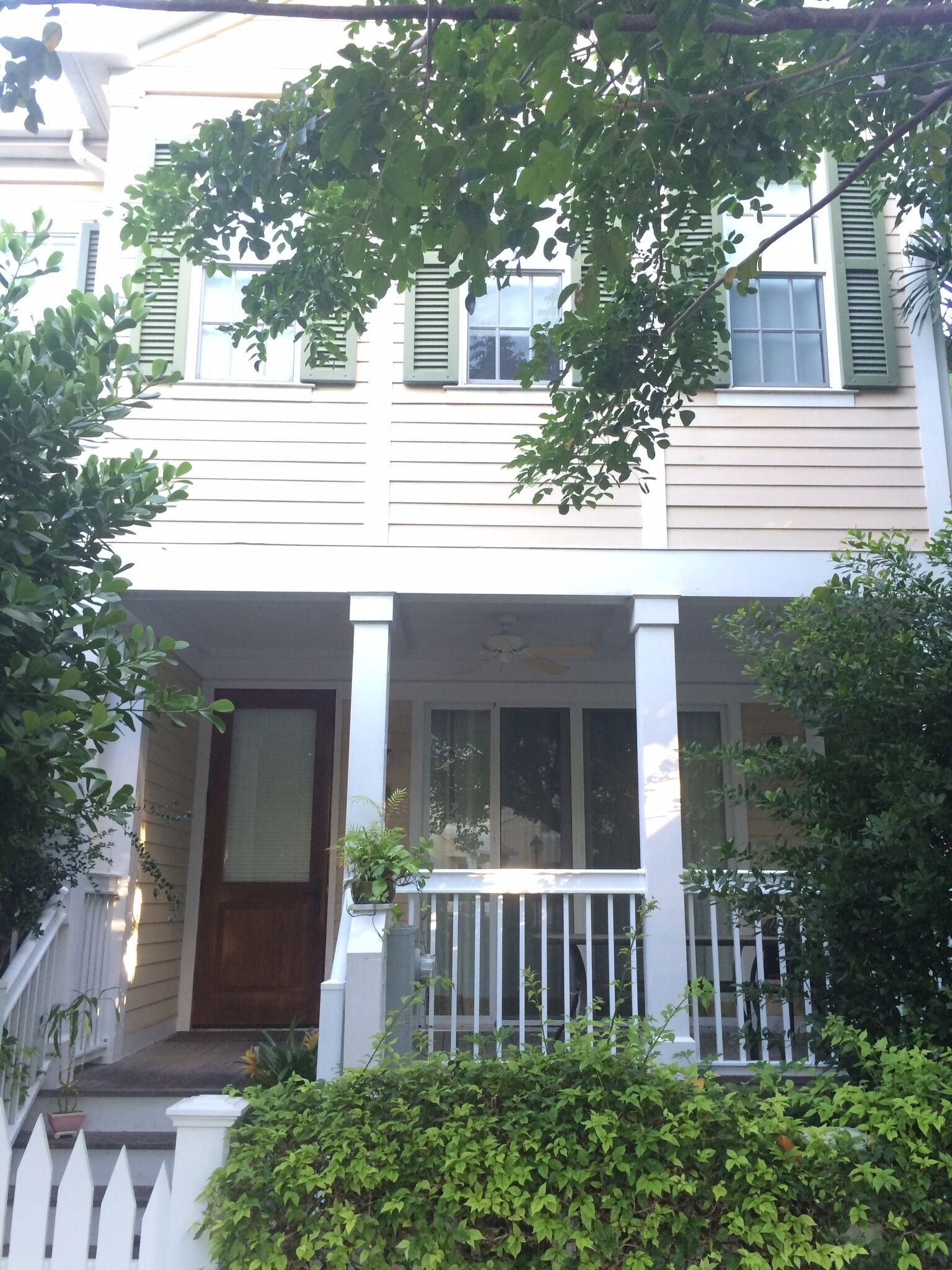 Banyan Court downtown condo- 2 bedroom, 2.5 bath, walkable, parking, pool