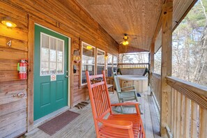 Outdoor spa tub - Cabin w/ Hot Tub - Near Nantahala Outdoor Center! (Bryson City)