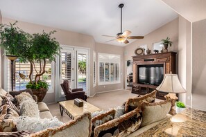 Smart TV, books, music library, video library - Luxury Resort Home, Arrowhead Ranch, North Glendale, Pool, Hot Tub, Pool Table (Glendale)