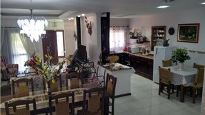 Apartamento, varias camas, no fumadores | Zona de estar | Una televisión LED