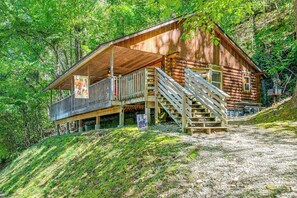 A log cabin with a porch and a staircase leading up to the entrance. - 'Bear Den' Cabin: Hot Tub, 4 Mi to Nantahala River (Bryson City)