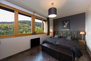 3 chambres, fer et planche à repasser, Wi-Fi, draps fournis