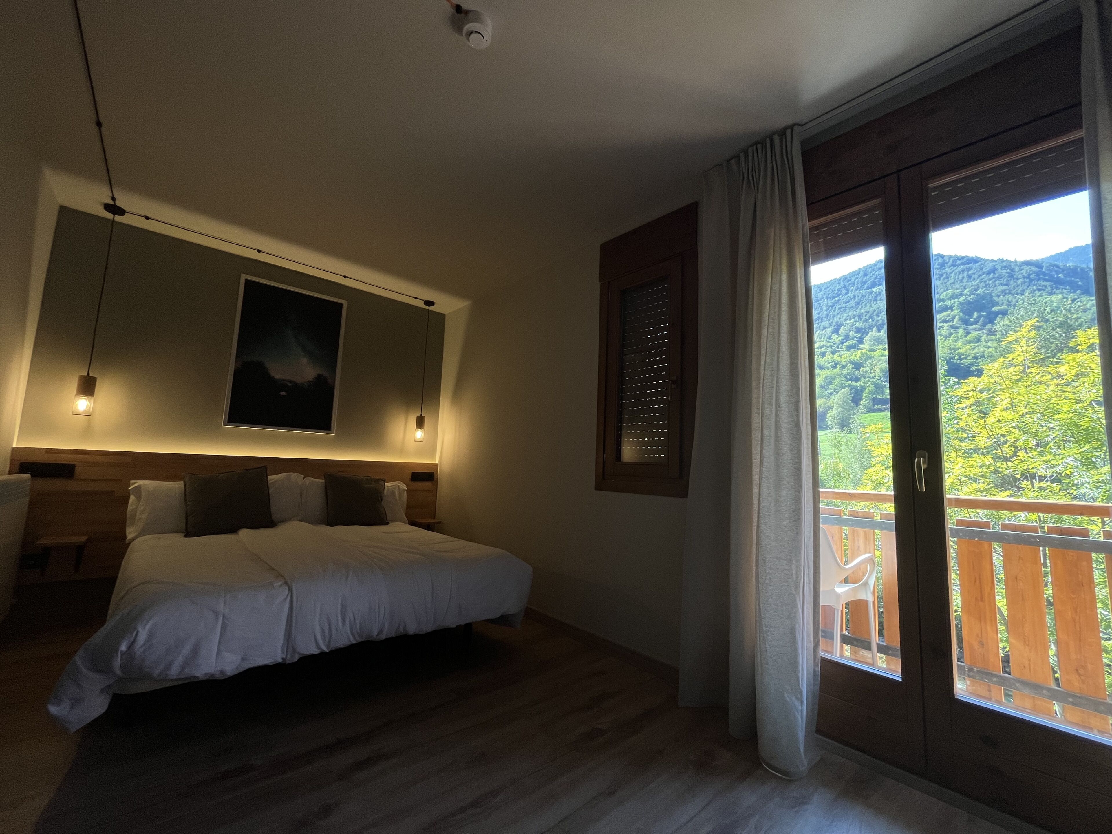 Decoración individual, mobiliario individual, wifi gratis y ropa de cama