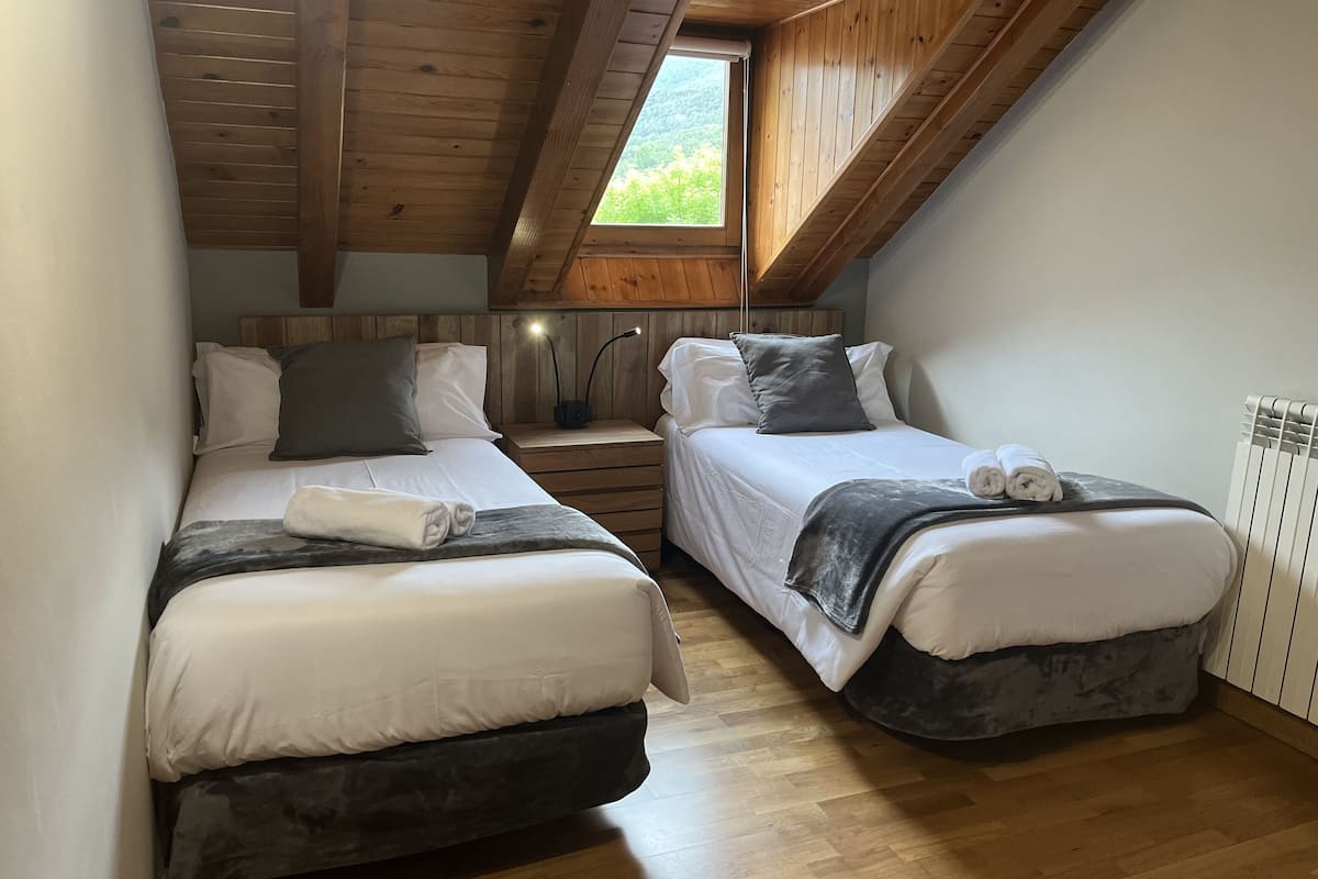 standard single - 2 beds | individually decorated, individually furnished, free wifi, bed sheets