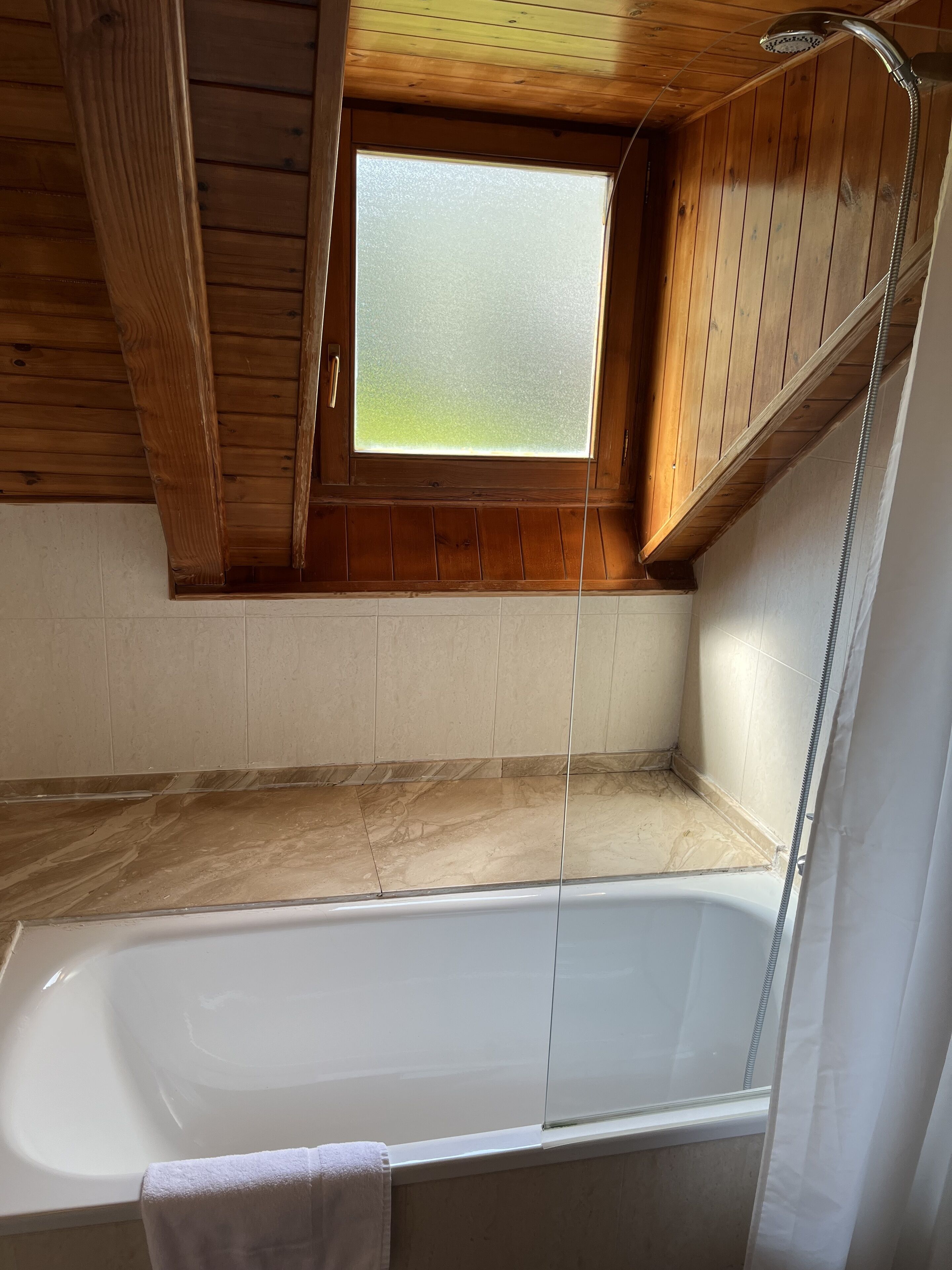 standard single - 2 beds | bathroom | deep-soaking bathtub, rainfall showerhead, free toiletries, hair dryer