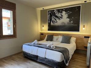 Individually decorated, individually furnished, free WiFi, bed sheets - Hotel Els Encantats (Espot)