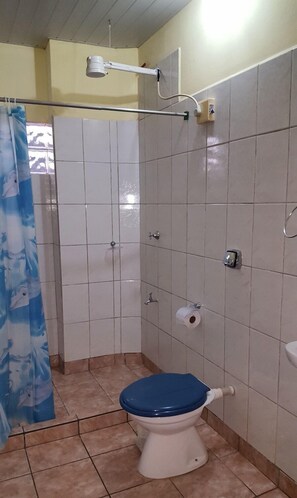 Departamento familiar, varias camas | Baño | Regadera y toallas 