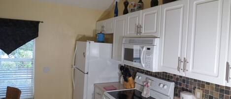 Lemari es besar, microwave, oven, dan kompor