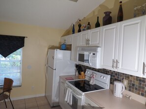 Geladeira grande, micro-ondas, fogão, cooktop