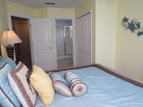 3 quartos, ferros/tábuas de passar roupa, berços (sobretaxa)