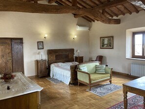 4 chambres, coffres-forts dans les chambres, bureau