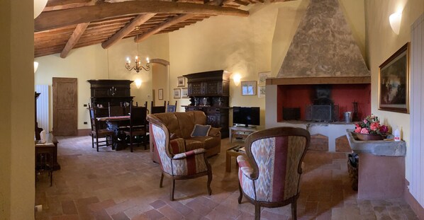 智能電視、壁爐、書籍、 辦公室