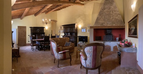 Altes mittelalterliches Dorf nahe Florenz, Chianti-Hügeln, 6 Räume 8 Personen