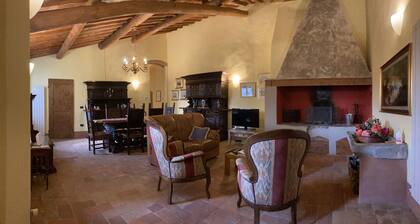 Ancien village médiéval dans les collines prÚs Florence 6 piÚces 8 personnes