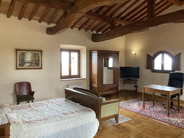 4 Schlafzimmer, Zimmersafe, Schreibtisch, Bügeleisen/Bügelbrett