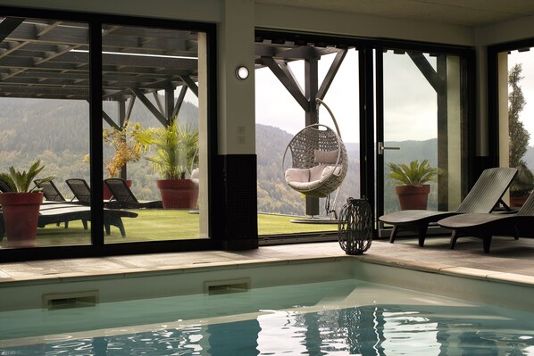 Una piscina techada, una piscina climatizada