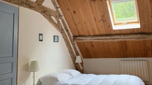 3 soverom, skrivebord, strykejern/-brett og reiseseng for barn