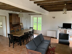 Fernseher, Bücher, Stereoanlage