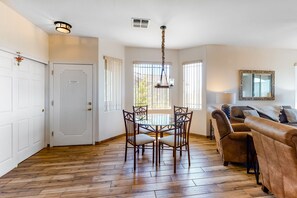 Télévision, cheminée, livres