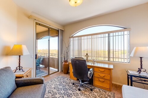 Open & bright condo with WiFi, W/D, pool, hot tub & panoramic views