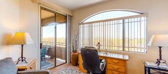 Åpen og lys leilighet m / delt basseng, boblebad og panoramautsikt!