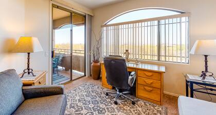 Open & bright condo with WiFi, W/D, pool, hot tub & panoramic views