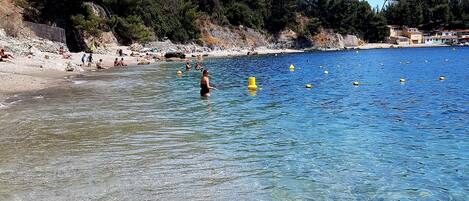 Una spiaggia nelle vicinanze