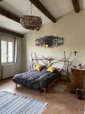 4 slaapkamers, een strijkplank/strijkijzer, gratis wifi, beddengoed