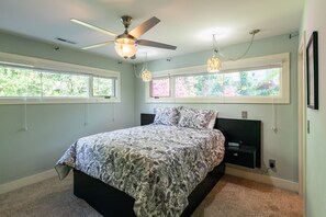 4 makuuhuonetta, työpöytä, silitysrauta/-lauta, vauvan matkasänky