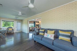Smart TV, chimenea, tenis de mesa y oficina 