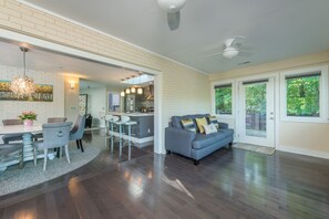 Flachbildfernseher, Kamin, Tischtennisplatte, Arbeitsbereiche