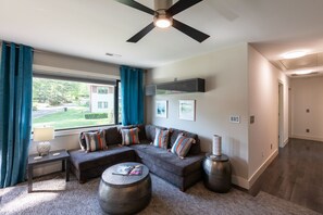 Taulutelevisio, takka, pöytätennispöytä, työhuone