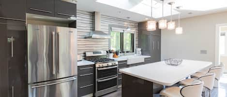 Refrigerador, microondas, horno, placa de cocina