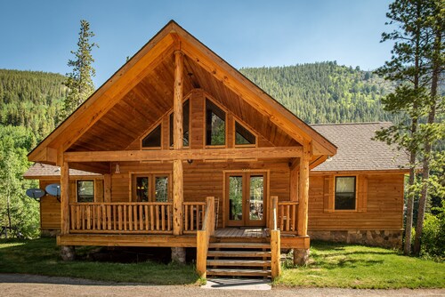 Come Stay and Play in the Rockies with 2 King and 6 Queen beds!  Great ESCAPE!
