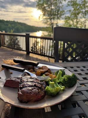 Outdoor dining - Luxury Lakehouse in Mammoth Cave with amazing sunset view and relaxing fire-pit. (Mammoth Cave)
