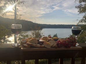 Outdoor dining - Luxury Lakehouse in Mammoth Cave with amazing sunset view and relaxing fire-pit. (Mammoth Cave)