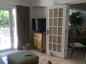 Fernseher, Bücher, Stereoanlage