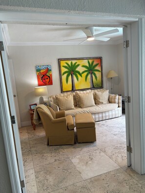 TV, books, stereo - Paradise Found, Unique Location (Key Biscayne)