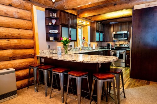Beautiful Hand-Crafted Log Chalet - Great Views 